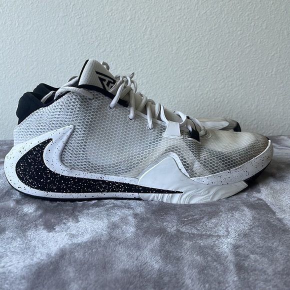 NIKE Giannis Freak 1 basketball shoe - Oreo - white/black - swish - Picture 5 of 10